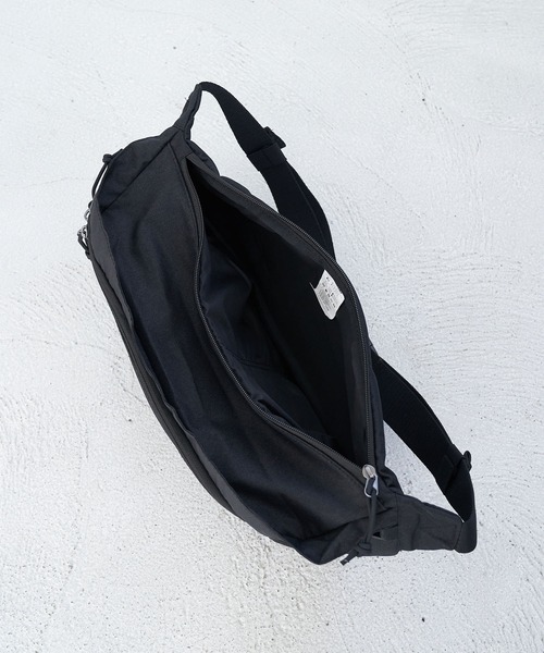 NIKE（ナイキ）の「【NIKE/ナイキ】Tech Hip Pack（ボディバッグ/ウエストポーチ・レディース・ブラック/ホワイト系その他・FREE）」の17枚目の写真