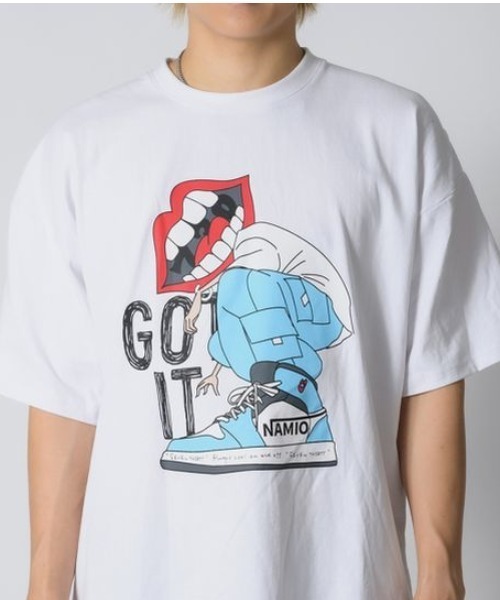 RE730(アールイーセブンサーティー)の「RE730 スニカーをはいたなみおくん(Tシャツ/カットソー・メンズ・ブラック/オフホワイト・MEDIUM/LARGE/X-LARGE)」の1枚目の写真