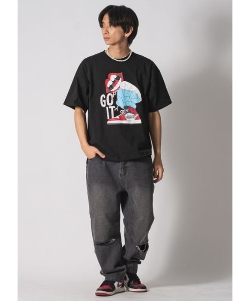 RE730(アールイーセブンサーティー)の「RE730 スニカーをはいたなみおくん(Tシャツ/カットソー・メンズ・ブラック/オフホワイト・MEDIUM/LARGE/X-LARGE)」の9枚目の写真