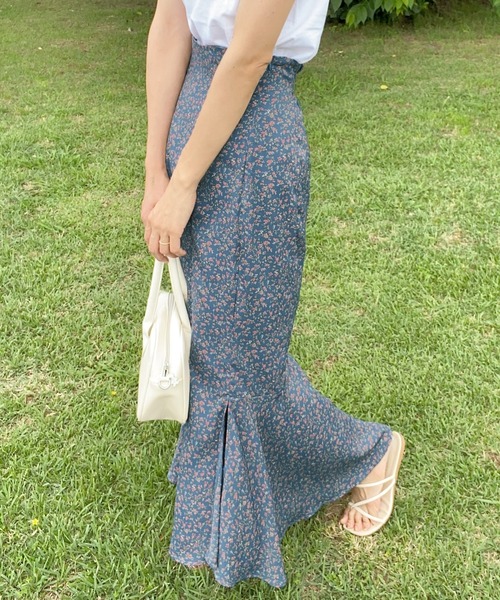 LAUIR（ラウアー）の「総柄スリットマーメイドスカート（スカート・レディース・ホワイト/ブラック/ラベンダー/ブルー/ベージュ/ブラック系その他・SMALL/MEDIUM/LARGE/X-LARGE）」の5枚目の写真