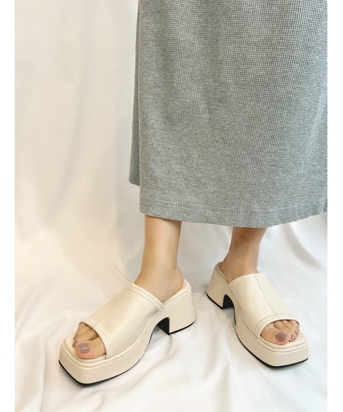 Sugar Sugar（シュガーシュガー）の「【SUGAR SUGAR シュガーシュガー】スクエアトゥバルキーヒールサンダル（サンダル・レディース・ブラック/イエロー/アイボリー/グリーン・S/M/L/LL）」の2枚目の写真