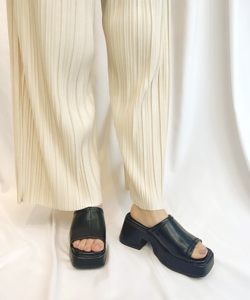 Sugar Sugar（シュガーシュガー）の「【SUGAR SUGAR シュガーシュガー】スクエアトゥバルキーヒールサンダル（サンダル・レディース・ブラック/イエロー/アイボリー/グリーン・S/M/L/LL）」の3枚目の写真