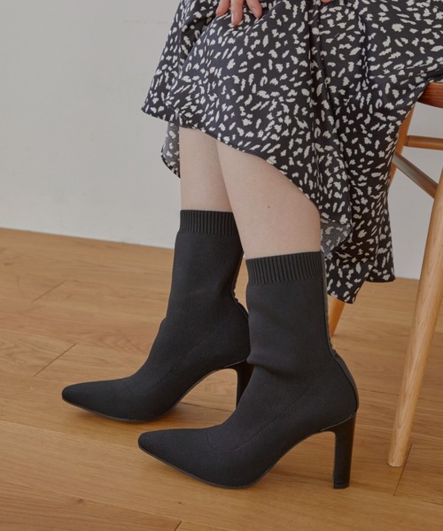 ACYM(アシーム)の「Socks fit short ブーツ(ブーツ・レディース・ブラック/ベージュ・SMALL/MEDIUM/LARGE)」の2枚目の写真