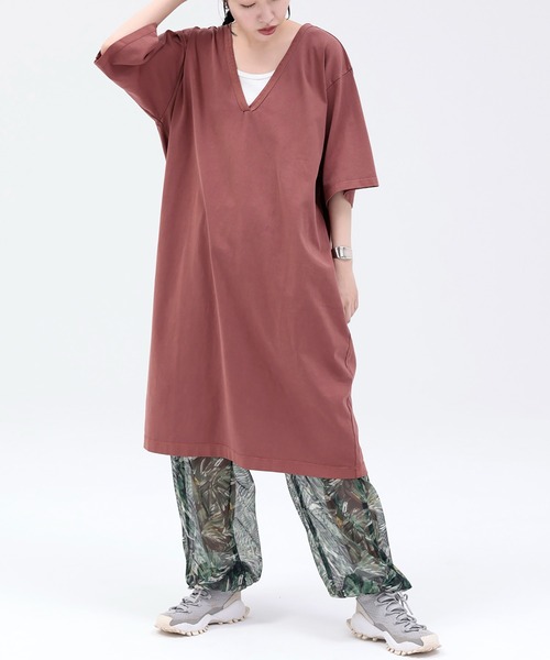 ARCH & LINE（アーチアンドライン）の「オーガニックコットンカットソーVネックワンピース OG GD COTTON V/N SACK DRESS（ワンピース・レディース・ブラウン/オリーブ・2）」の2枚目の写真