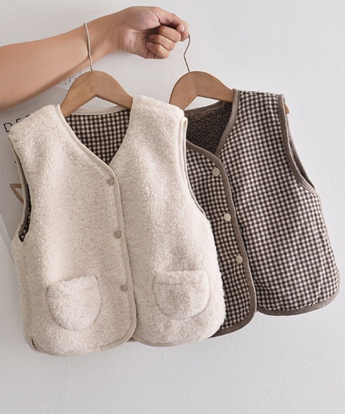 DAY CLOSET（デイ クローゼット）の「キッズ リバーシブル2WAYボアチェックベスト（ベスト・レディース・ホワイト/ブラウン・120cm/130cm/140cm）」の5枚目の写真