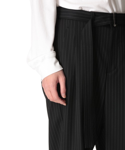 ATTACHMENT（アタッチメント）の「ウール ギャバジン ベルテッド テーパード フィットトラウザーズ / WO GABARDINE BELTED TAPERED FIT TROUSERS（スラックス・メンズ・ダークグレー/ブラック/ブラック系その他・1/2）」の10枚目の写真