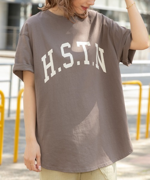 ad thie（アドティエ）の「大人カジュアル 綿100% オーバーサイズ カレッジ ロゴ ドロップ ショルダー  Tシャツ トップス（Tシャツ/カットソー・レディース・チャコール/ブラック/ブルー系その他/オフホワイト/ブラウン系その他/ダークブラウン/ピンクベージュ/ホワイト系その他/ピンク系その他・FREE）」の6枚目の写真