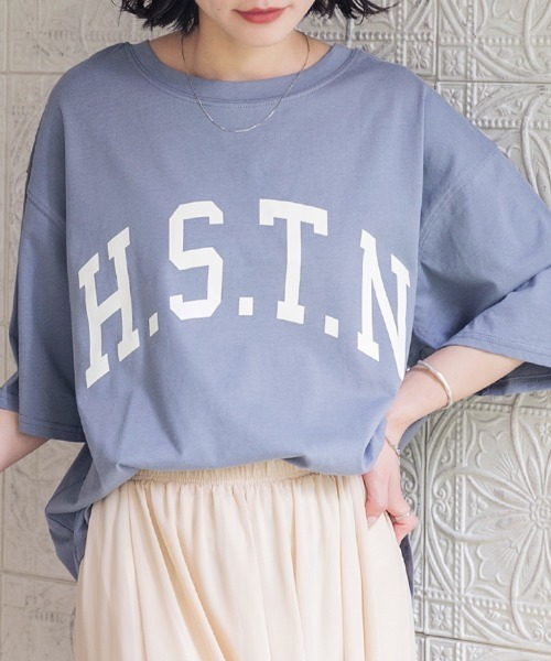 ad thie（アドティエ）の「大人カジュアル 綿100% オーバーサイズ カレッジ ロゴ ドロップ ショルダー  Tシャツ トップス（Tシャツ/カットソー・レディース・チャコール/ブラック/ブルー系その他/オフホワイト/ブラウン系その他/ダークブラウン/ピンクベージュ/ホワイト系その他/ピンク系その他・FREE）」の7枚目の写真