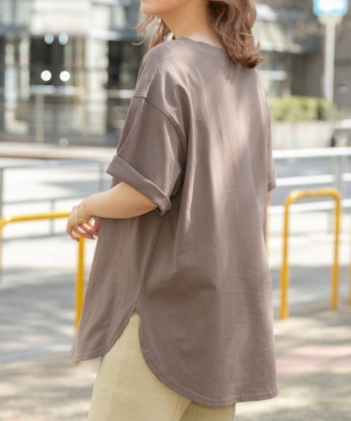 ad thie（アドティエ）の「大人カジュアル 綿100% オーバーサイズ カレッジ ロゴ ドロップ ショルダー  Tシャツ トップス（Tシャツ/カットソー・レディース・チャコール/ブラック/ブルー系その他/オフホワイト/ブラウン系その他/ダークブラウン/ピンクベージュ/ホワイト系その他/ピンク系その他・FREE）」の12枚目の写真