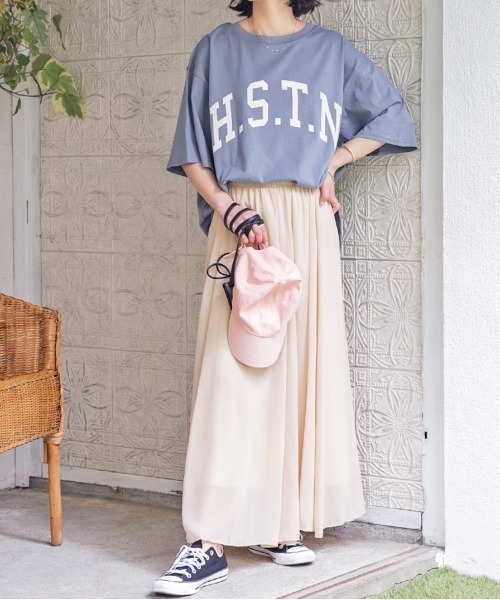 ad thie（アドティエ）の「大人カジュアル 綿100% オーバーサイズ カレッジ ロゴ ドロップ ショルダー  Tシャツ トップス（Tシャツ/カットソー・レディース・チャコール/ブラック/ブルー系その他/オフホワイト/ブラウン系その他/ダークブラウン/ピンクベージュ/ホワイト系その他/ピンク系その他・FREE）」の17枚目の写真