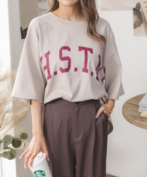 ad thie（アドティエ）の「大人カジュアル 綿100% オーバーサイズ カレッジ ロゴ ドロップ ショルダー  Tシャツ トップス（Tシャツ/カットソー・レディース・チャコール/ブラック/ブルー系その他/オフホワイト/ブラウン系その他/ダークブラウン/ピンクベージュ/ホワイト系その他/ピンク系その他・FREE）」の21枚目の写真