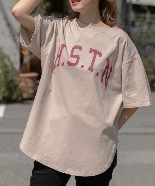 ad thie（アドティエ）の「大人カジュアル 綿100% オーバーサイズ カレッジ ロゴ ドロップ ショルダー  Tシャツ トップス（Tシャツ/カットソー・レディース・チャコール/ブラック/ブルー系その他/オフホワイト/ブラウン系その他/ダークブラウン/ピンクベージュ/ホワイト系その他/ピンク系その他・FREE）」の19枚目の写真