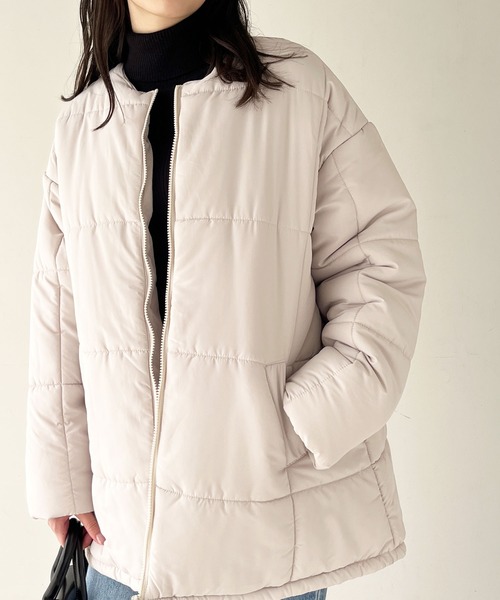 GeeRA（ジーラ）の「ストール付ノーカラーフェイクダウンコート（ダウンジャケット/コート・レディース・アイボリー/ブラック・MEDIUM）」の3枚目の写真