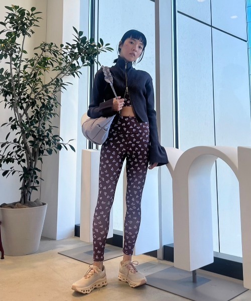 大人上品なおすすめコーデ emmi（エミ）の「【emmi yoga】ペイントハートハイウエスト レッグウェア