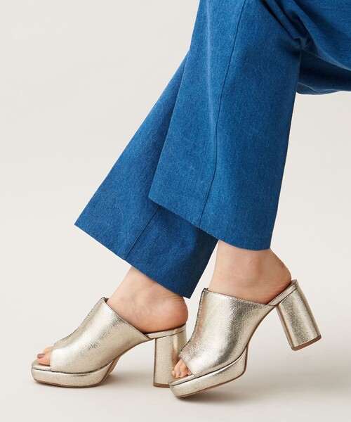 ODETTE E ODILE（オデットエオディール）の「プラットフォームミュール サンダル80（サンダル・レディース・ブラック/ゴールド・24cm/24.5cm/22.5cm/23cm/23.5cm）」の15枚目の写真