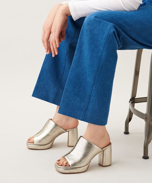 ODETTE E ODILE（オデットエオディール）の「プラットフォームミュール サンダル80（サンダル・レディース・ブラック/ゴールド・24cm/24.5cm/22.5cm/23cm/23.5cm）」の17枚目の写真