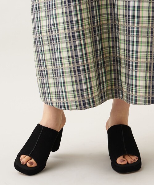 ODETTE E ODILE（オデットエオディール）の「プラットフォームミュール サンダル80（サンダル・レディース・ブラック/ゴールド・24cm/24.5cm/22.5cm/23cm/23.5cm）」の18枚目の写真