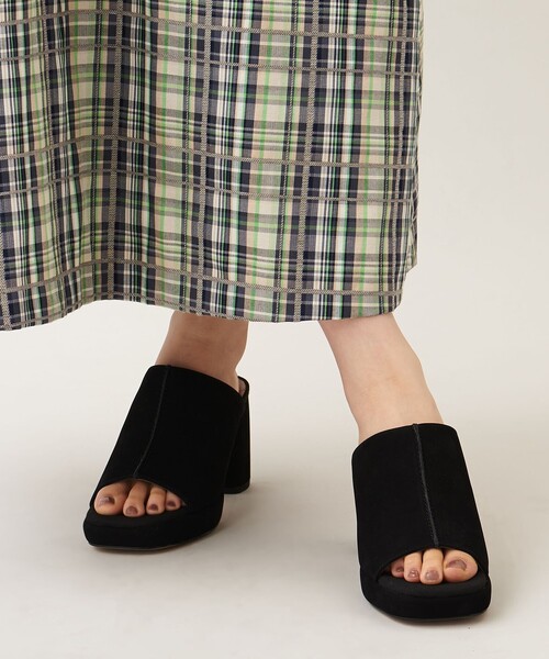 ODETTE E ODILE（オデットエオディール）の「プラットフォームミュール サンダル80（サンダル・レディース・ブラック/ゴールド・24cm/24.5cm/22.5cm/23cm/23.5cm）」の20枚目の写真