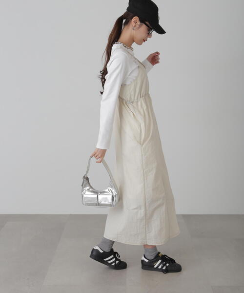 FREE'S MART（フリーズマート）の「◆配色ステッチナイロンキャミワンピース（ワンピース・レディース・ブラック/ホワイト/ベージュ・SMALL/MEDIUM）」の21枚目の写真