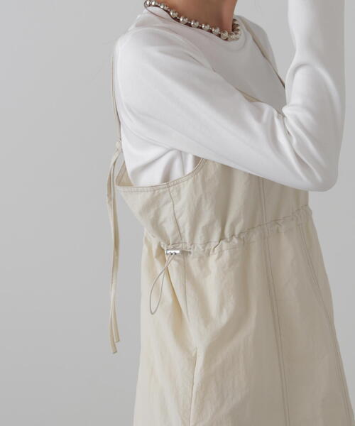 FREE'S MART（フリーズマート）の「◆配色ステッチナイロンキャミワンピース（ワンピース・レディース・ブラック/ホワイト/ベージュ・SMALL/MEDIUM）」の9枚目の写真