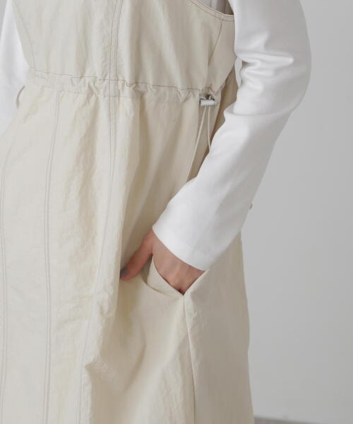 FREE'S MART（フリーズマート）の「◆配色ステッチナイロンキャミワンピース（ワンピース・レディース・ブラック/ホワイト/ベージュ・SMALL/MEDIUM）」の10枚目の写真