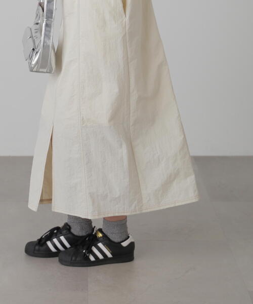 FREE'S MART（フリーズマート）の「◆配色ステッチナイロンキャミワンピース（ワンピース・レディース・ブラック/ホワイト/ベージュ・SMALL/MEDIUM）」の12枚目の写真