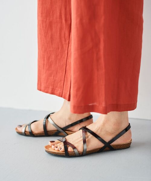 le.coeur blanc（ルクールブラン）の「PLAKTONクロスストラップサンダル（サンダル・レディース・ベージュ/ブラック・37/36）」の6枚目の写真