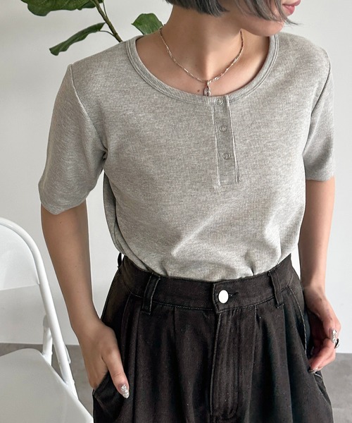 apres jour mignon（アプレジュールミニョン）の「丈アソートヘンリー半袖トップス【ZOZOTOWN限定アイテム】（Tシャツ/カットソー・レディース・ブルー/ナチュラル/杢グレー/ブラック系その他/レッド系その他/レッド/アイボリー/ブラック系その他2/グレー系その他/ブラック・フリー/X-LARGE）」の6枚目の写真