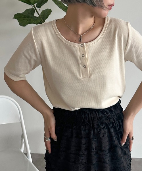 apres jour mignon（アプレジュールミニョン）の「丈アソートヘンリー半袖トップス【ZOZOTOWN限定アイテム】（Tシャツ/カットソー・レディース・ブルー/ナチュラル/杢グレー/ブラック系その他/レッド系その他/レッド/アイボリー/ブラック系その他2/グレー系その他/ブラック・フリー/X-LARGE）」の2枚目の写真