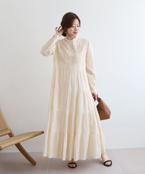 le.coeur blanc（ルクールブラン）の「Fanaka ラメストライプ刺繍ワンピース（ワンピース・レディース・ホワイト系その他2・38）」の3枚目の写真