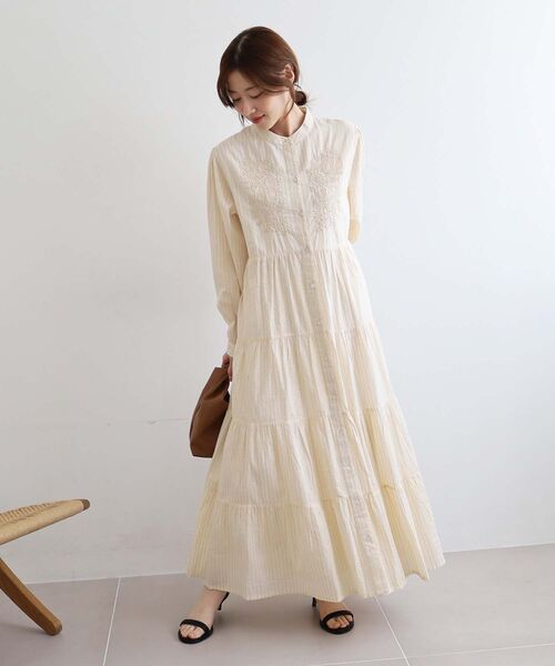 le.coeur blanc（ルクールブラン）の「Fanaka ラメストライプ刺繍ワンピース（ワンピース・レディース・ホワイト系その他2・38）」の4枚目の写真