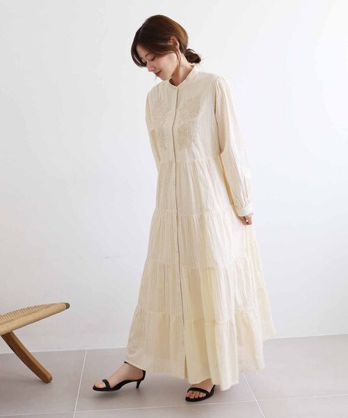 le.coeur blanc（ルクールブラン）の「Fanaka ラメストライプ刺繍ワンピース（ワンピース・レディース・ホワイト系その他2・38）」の5枚目の写真