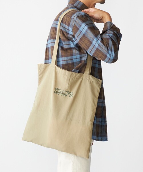 SHIPS(シップス)の「【WEB限定】SHIPS: パッカブル ナイロン SHIPSロゴ エンブロイダリー トート バッグ(トートバッグ・メンズ・ベージュ/イエロー/ネイビー/ラベンダー/グリーン/ブラック/ワイン/ブルー・ONE SIZE)」の2枚目の写真