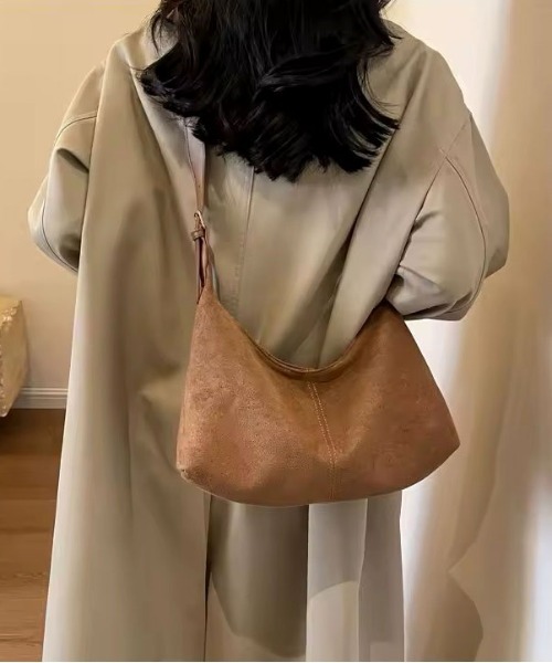 【関税込み】TOTEME ブラウン Scooped スエード スリングバッグ TOTEME: ブラウン Scooped スエード スリングバッグ | SSENSE 日本