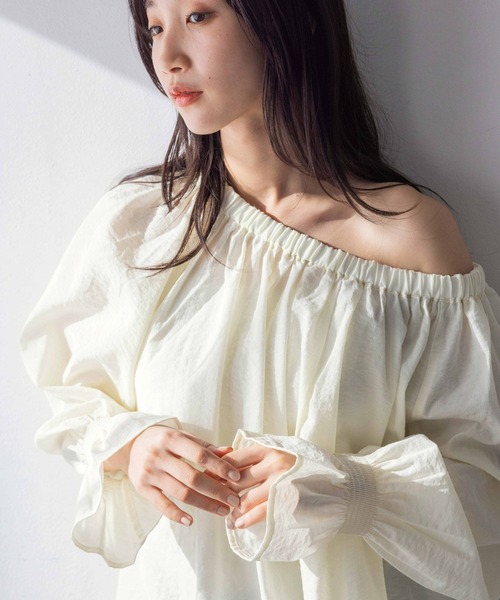 LOWRYS FARM（ローリーズファーム）の「オフショル2WAYチュニック 289021（シャツ/ブラウス・レディース・ベージュ/ブラック/アイボリー・FREE）」の12枚目の写真