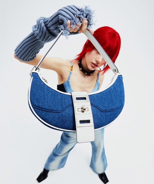 MMCHOKK(エムエムチョック)の「MMCHOKK 女包 Banana Bag バナナバッグ(ショルダーバッグ・レディース・ホワイト/ブルー/ブラック・FREE)」の3枚目の写真