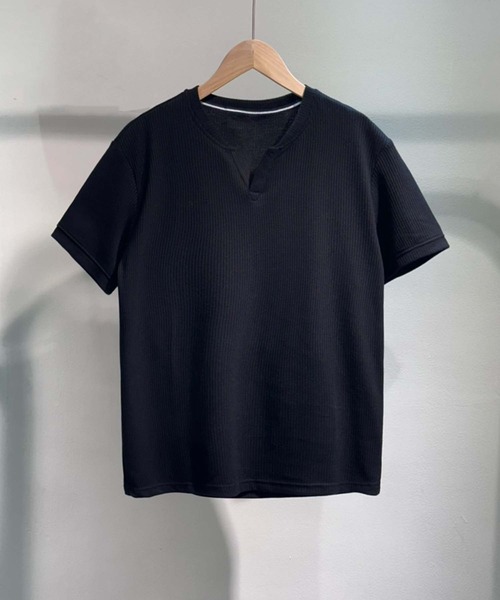aimoha(アイモハ)の「aimoha MEN リラックススリットネックT (SS)(Tシャツ/カットソー・メンズ・ブラック/ホワイト/ワインレッド・LARGE/X-LARGE/XX-LARGE/XXX-LARGE)」の1枚目の写真