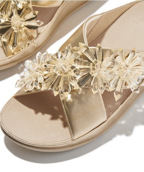 fitflop(フィットフロップ)の「RUMBA STARBURST-BEAD METALLIC CROSS SLIDES(サンダル・レディース・ゴールド・US8/US7/US6/US5)」の3枚目の写真