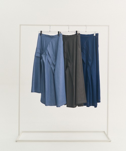 Muel Chic(ミュエルシック)の「Kelsey soft denim skirt ケルシーソフトデニムスカート(スカート・レディース・ライトインディゴブルー/ダークインディゴブルー/ブラック・FREE)」の4枚目の写真