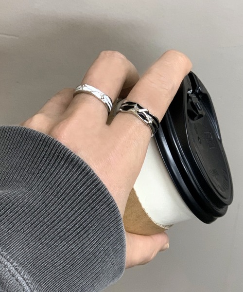 almo（アルモ）の「ブラックトーンデザインリングセット/2点セット(RO)（リング・メンズ・シルバー系その他/シルバー系その他2・FREE）」の2枚目の写真
