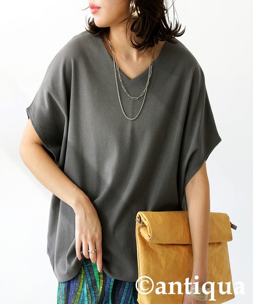 antiqua(アンティカ)の「2タイプ シュッと美 トップス(Tシャツ/カットソー・レディース・ライム/グレー/アイボリー/ブラック系その他/ブラウン系その他/グレイッシュベージュ/ブルー/レッド・B/V)」の4枚目の写真