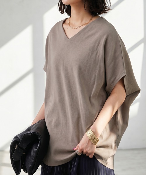 antiqua(アンティカ)の「2タイプ シュッと美 トップス(Tシャツ/カットソー・レディース・ライム/グレー/アイボリー/ブラック系その他/ブラウン系その他/グレイッシュベージュ/ブルー/レッド・B/V)」の6枚目の写真