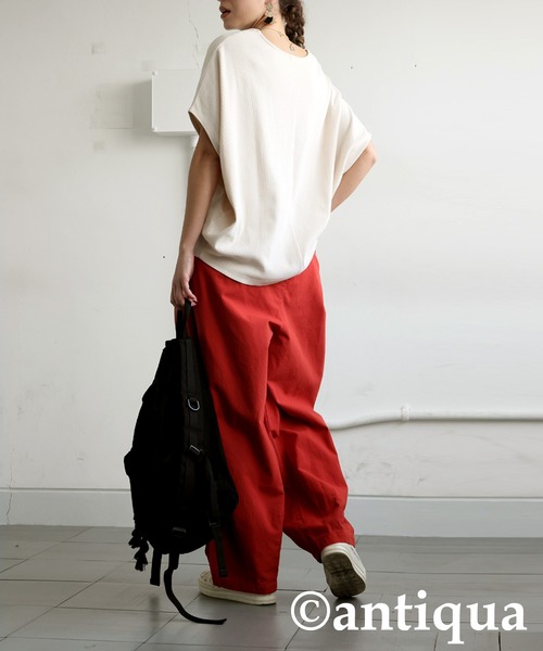 antiqua(アンティカ)の「2タイプ シュッと美 トップス(Tシャツ/カットソー・レディース・ライム/グレー/アイボリー/ブラック系その他/ブラウン系その他/グレイッシュベージュ/ブルー/レッド・B/V)」の12枚目の写真