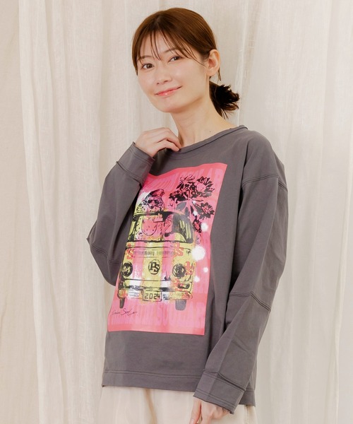 ScoLar(スカラー)の「751003:世界を旅するクマとフラミンゴ柄ロングスリーブTシャツ(Tシャツ/カットソー・レディース・オフホワイト/チャコールグレー・M)」の2枚目の写真