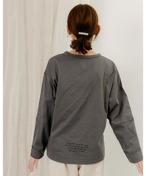 ScoLar(スカラー)の「751003:世界を旅するクマとフラミンゴ柄ロングスリーブTシャツ(Tシャツ/カットソー・レディース・オフホワイト/チャコールグレー・M)」の4枚目の写真