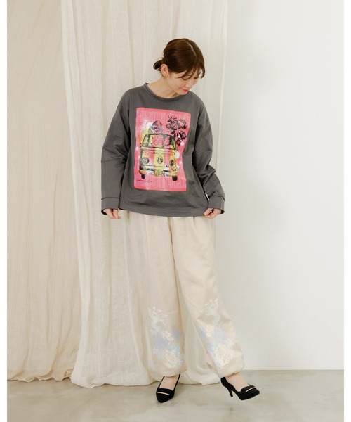 ScoLar(スカラー)の「751003:世界を旅するクマとフラミンゴ柄ロングスリーブTシャツ(Tシャツ/カットソー・レディース・オフホワイト/チャコールグレー・M)」の5枚目の写真