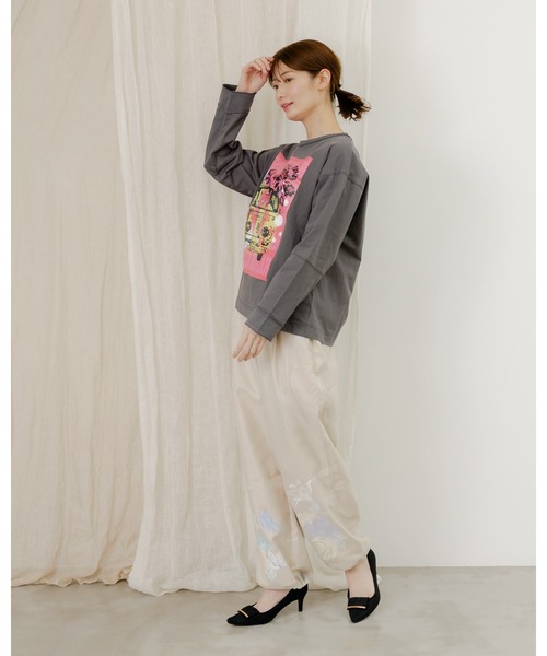 ScoLar(スカラー)の「751003:世界を旅するクマとフラミンゴ柄ロングスリーブTシャツ(Tシャツ/カットソー・レディース・オフホワイト/チャコールグレー・M)」の6枚目の写真