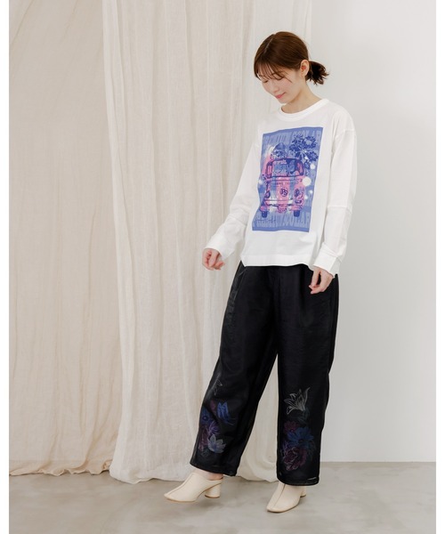 ScoLar(スカラー)の「751003:世界を旅するクマとフラミンゴ柄ロングスリーブTシャツ(Tシャツ/カットソー・レディース・オフホワイト/チャコールグレー・M)」の8枚目の写真