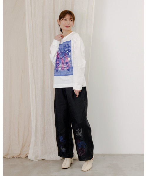ScoLar(スカラー)の「751003:世界を旅するクマとフラミンゴ柄ロングスリーブTシャツ(Tシャツ/カットソー・レディース・オフホワイト/チャコールグレー・M)」の22枚目の写真