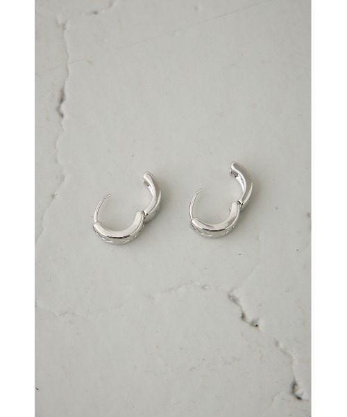 AZUL by moussy(アズールバイマウジー)の「ワイドフープピアス(ピアス(両耳用)・メンズ・ゴールド/シルバー・FREE)」の8枚目の写真